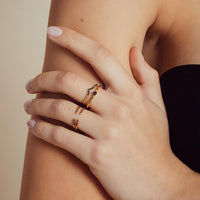 combinación de anillos de diamantes negros en oro amarillo de 18 quilates